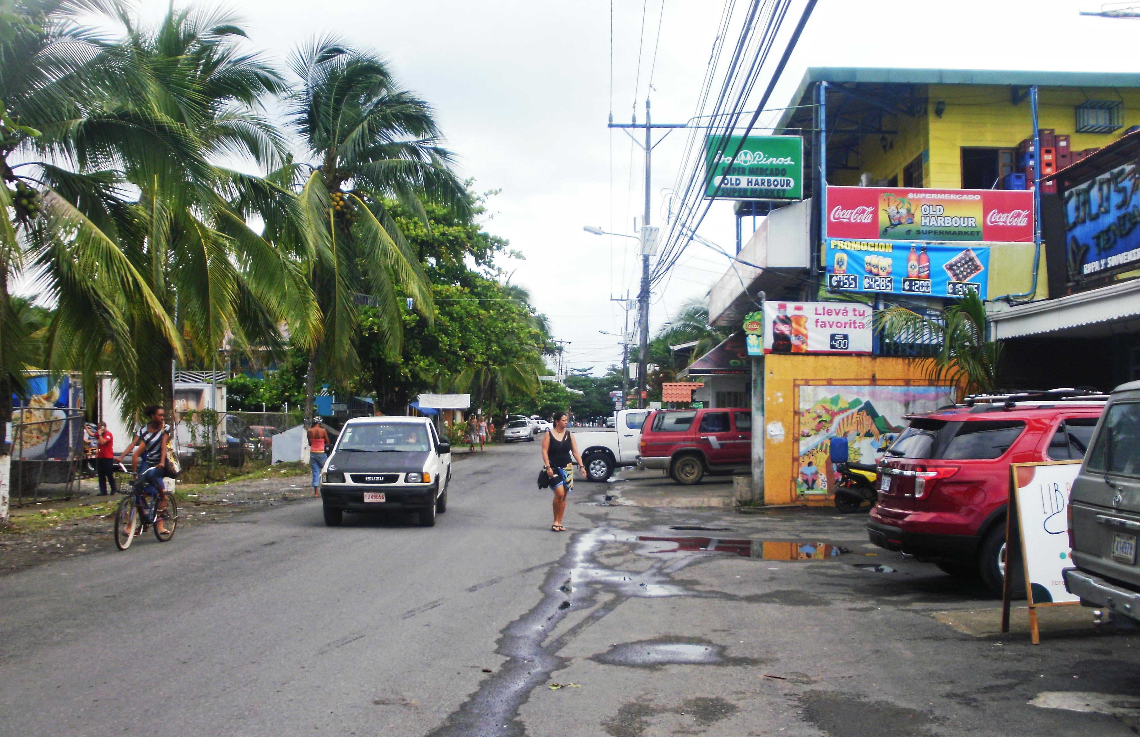 Puerto Viejo street outside Supermercado Old Harbour